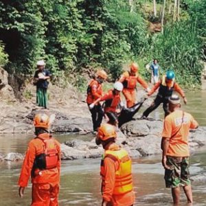 Tim Sar Universitas Merdeka Malang Terjun Membantu Warga pada Kegiatan “Evakuasi Korban Tenggelam di Sukoharjo, Kec. Kepanjen, Kab. Malang