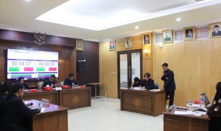 Stimulasi Cara Berpikir: BEM FH Unmer Malang Gelar Debat Internal Antar Mahasiswa