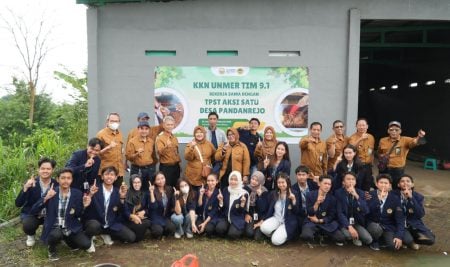 Maggot Solusi Cerdas Mahasiswa UNMER Malang Atasi Tumpukan Sampah Organik di Desa Pandanrejo