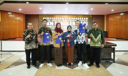Penyerahan Penghargaan Video, Poster, dan Program Kerja KKN Semester Ganjil 2024/2025 Universitas Merdeka Malang Sukses Digelar